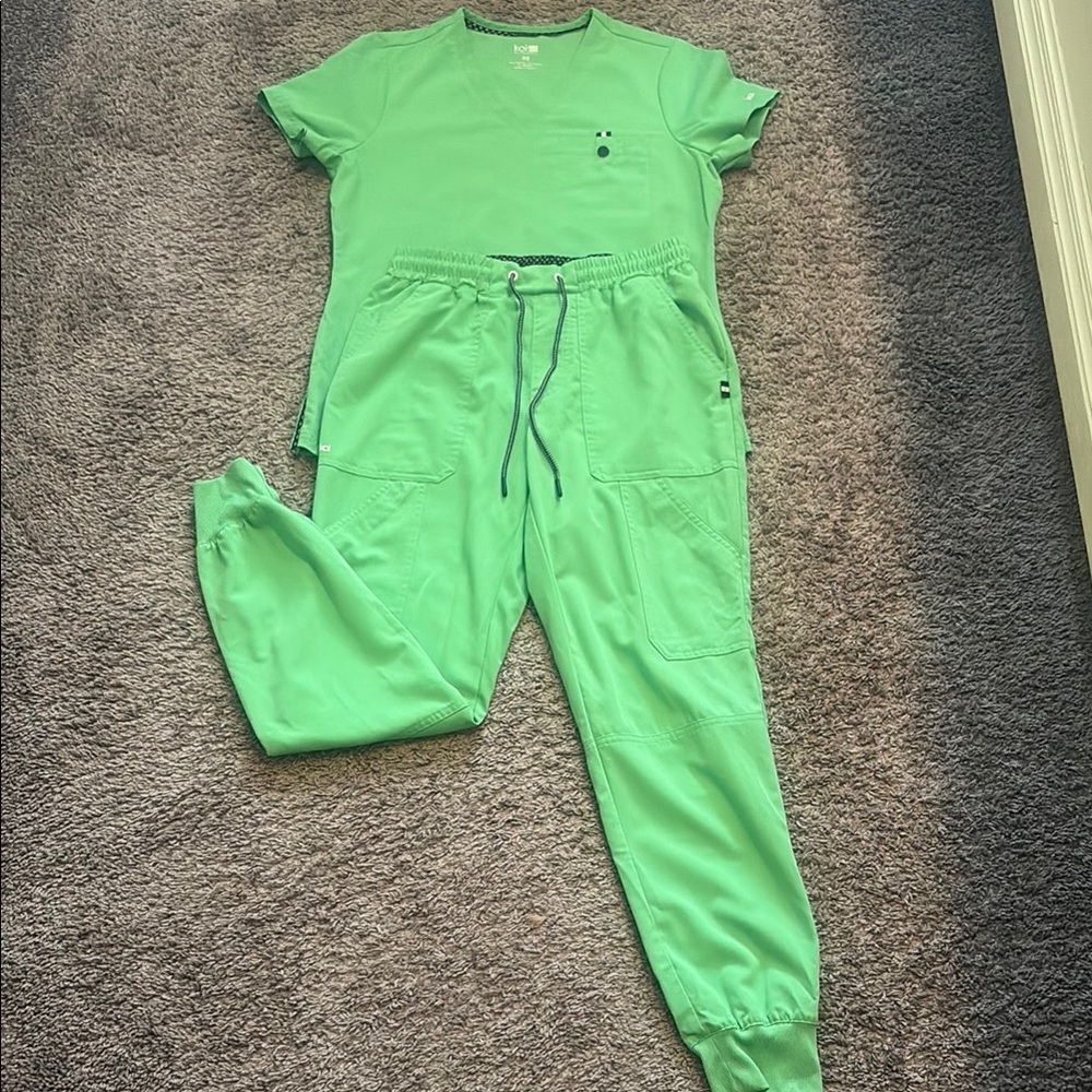 Koi Next Gen green scrub set